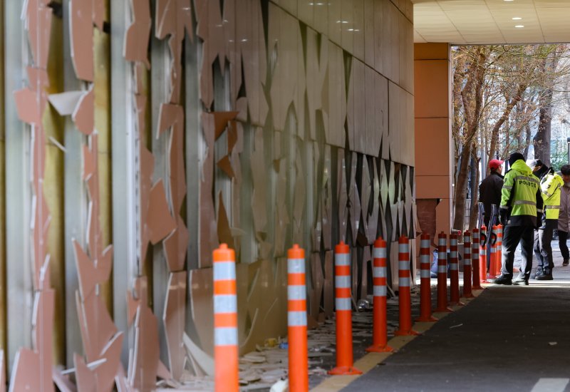 [서울=뉴시스] 황준선 기자 = 19일 윤석열 대통령 지지자들의 폭력 사태가 벌어진 서울 마포구 서울서부지방법원의 외벽과 유리창이 파손돼 있다. 2025.01.19. hwang@newsis.com