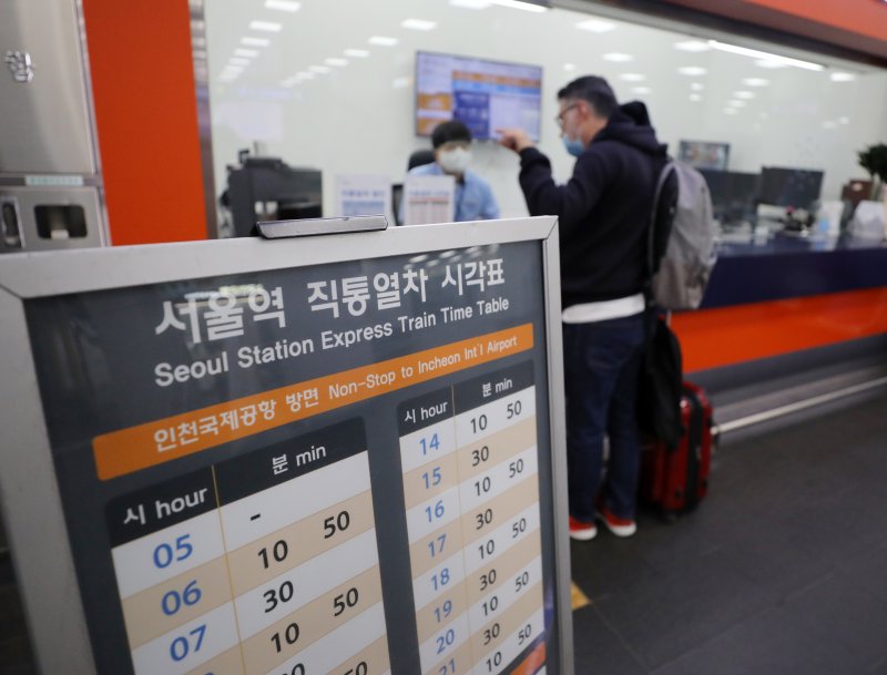 서울역 도심공항터미널에 한 외국인 관광객이 공항철도 직통열차 안내센터에서 직원에게 도움을 받고 있다. 2022.5.30/뉴스1 ⓒ News1 김진환 기자