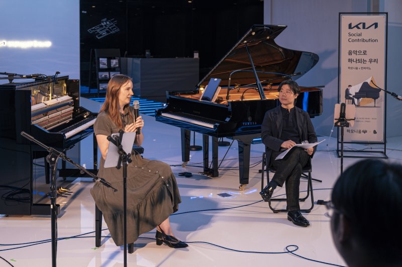 박종화 교수가 독일 출신의 결혼이민자와 대담을 나누는 모습 (출처=연합뉴스)