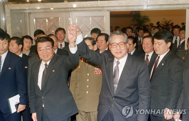 1991년 12월 남북기본합의서 채택 후 손 맞잡은 정원식 전 총리와 연형묵 북한 정무원 총리 (출처=연합뉴스)