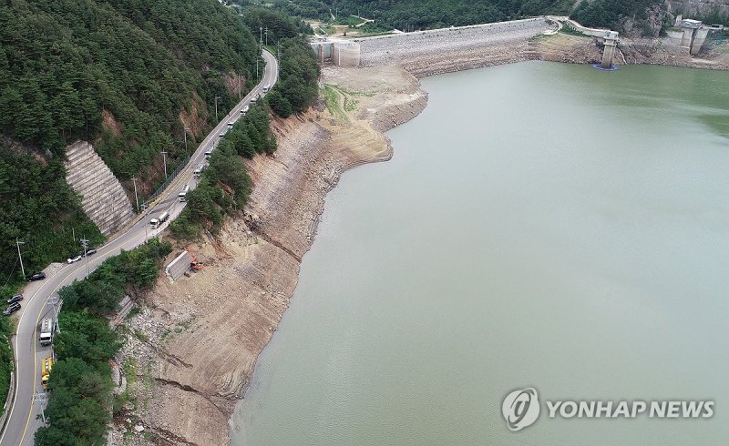 오봉저수지에 물 투입하는 살수차들 (출처=연합뉴스)