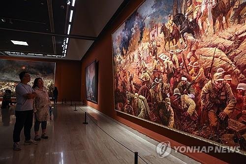 베이징의 중국미술관에 전시된 항일전쟁 관련 작품 (출처=연합뉴스)
