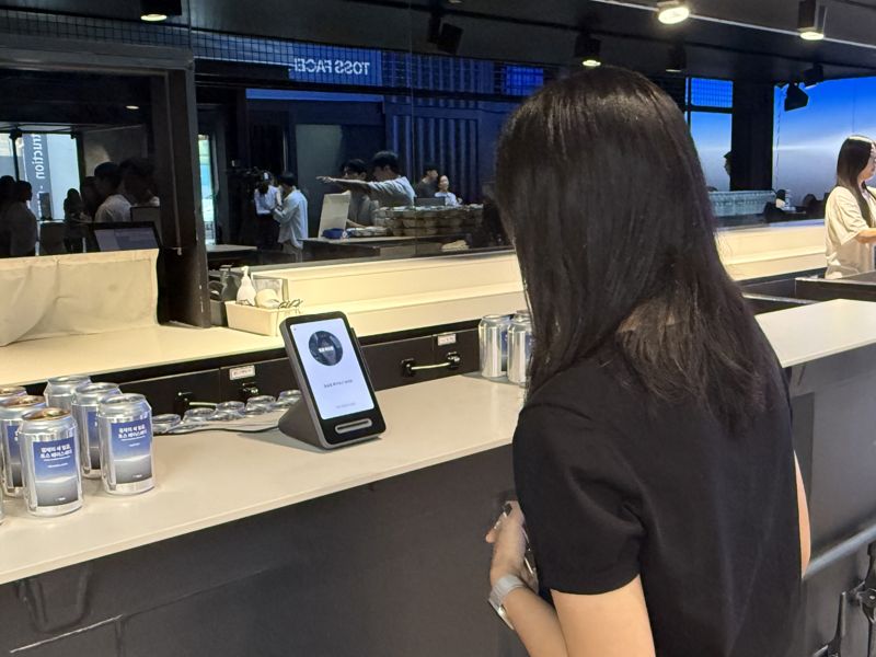 2일 서울 강남구에 마련된 토스 페이스페이 체험존에서 기자가 페이스페이를 체험해보고 있다. 사진=이현정 기자