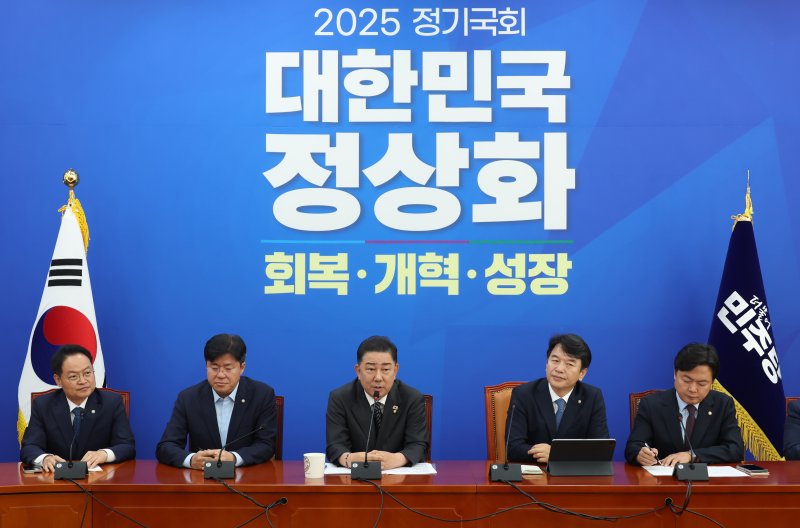 김병기 더불어민주당 원내대표가 2일 서울 여의도 국회에서 2025 정기국회 관련 기자회견을 하고 있다. 뉴시스