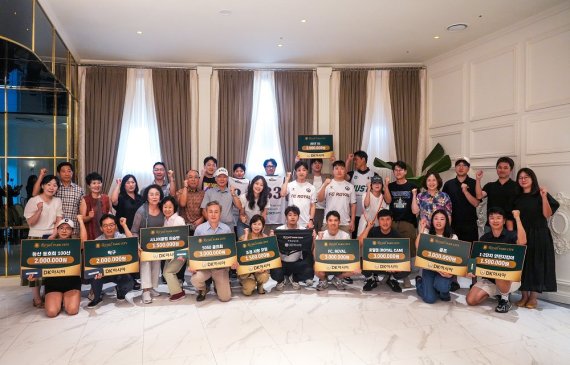 <지난 8월 30일 로열파크씨티Ⅰ 대연회장에서 열린 로열파크씨티즌 동호회 후원식에서 입주민들이 기념 촬영을 하고 있다 / DK아시아>