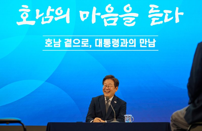 이재명 대통령이 25일 광주 국립 아시아문화전당에서 광주시민·전남도민 타운홀미팅을 하고 있다. (대통령실 제공. 재판매 및 DB 금지) 2025.6.25/뉴스1 ⓒ News1 허경 기자