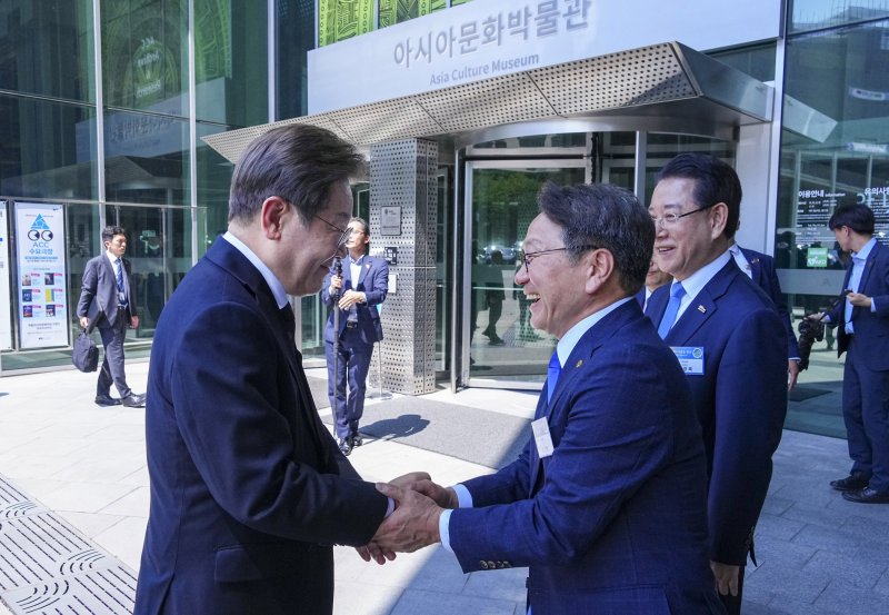 강기정 광주시장이 25일 광주 국립아시아문화전당에서 '호남의 마음을 듣다' 타운홀 미팅 참석을 위해 광주를 찾은 이재명 대통령과 악수를 나누고 있다.(광주시 제공. 재판매 및 DB 금지) 2025.6.25/뉴스1 ⓒ News1 박준배 기자