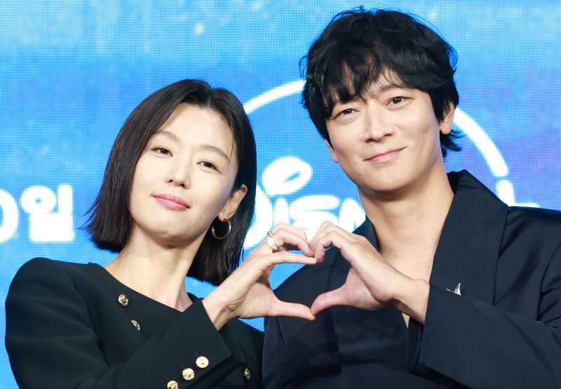 "서로의 팬"…'북극성' 전지현♥강동원 "'느좋' 어른멜로 연기"(종합)