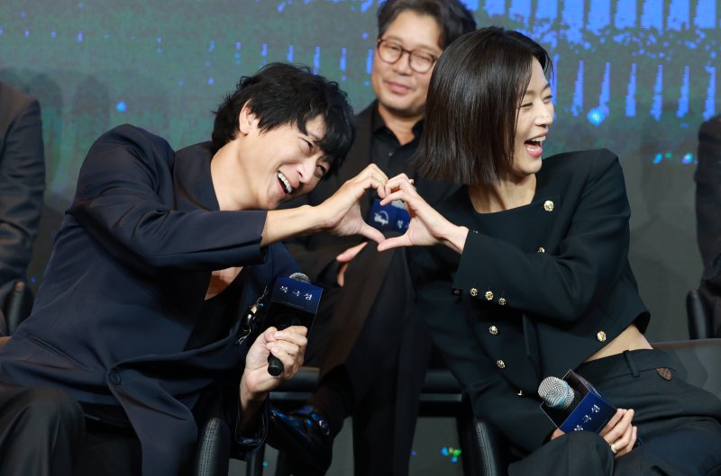 "서로의 팬"…'북극성' 전지현♥강동원 "'느좋' 어른멜로 연기"(종합)