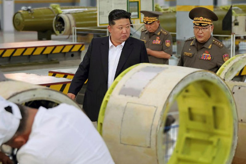 김정은, 방중 전 미사일연구소 방문…핵보유국 과시·신형 ICBM 개발 시사(종합) - 파이낸셜뉴스