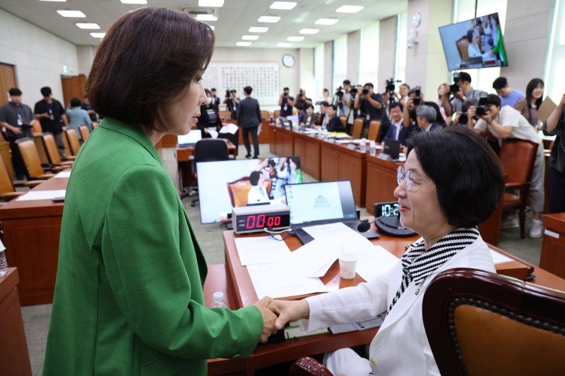 추미애 법제사법위원장과 나경원 국민의힘 간사가 2일 오전 서울 여의도 국회에서 열린 법사위 전체회의에서 악수하고 있다. 2025.9.2/뉴스1 ⓒ News1 신웅수 기자