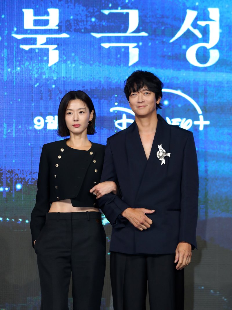 [서울=뉴시스] 김혜진 기자 = 배우 전지현(왼쪽), 강동원이 2일 오전 서울 종로구 포시즌스 호텔에서 열린 디즈니 플러스 오리지널 시리즈 '북극성' 제작발표회에서 포즈를 취하고 있다. 2025.09.02. jini@newsis.com