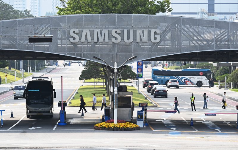 [수원=뉴시스] 김종택 기자 = 전국삼성전자노동조합(이하 전삼노)이 삼성전자 창사 55년 만에 처음으로 파업에 돌입했다. 삼성전자 사측과 전삼노는 지난 1월부터 교섭을 이어갔으나 입장차를 좁히지 못했다. 이후 노조는 중앙노동위원회의 조정 중지 결정, 조합원 찬반투표 등을 거쳐 쟁의권을 확보하고 지난달 29일 파업을 선언했다. 사진은 7일 첫 파업에 돌입한 경기도 수원시 영통구 삼성전자 수원 본사 모습. 2024.06.07. jtk@newsis.com