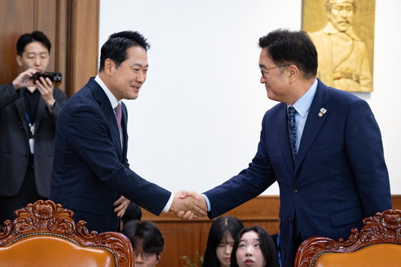 [서울=뉴시스] 김금보 기자 = 장동혁 국민의힘 대표가 2일 서울 여의도 국회에서 우원식 국회의장을 예방하고 있다. (공동취재) 2025.09.02. photo@newsis.com