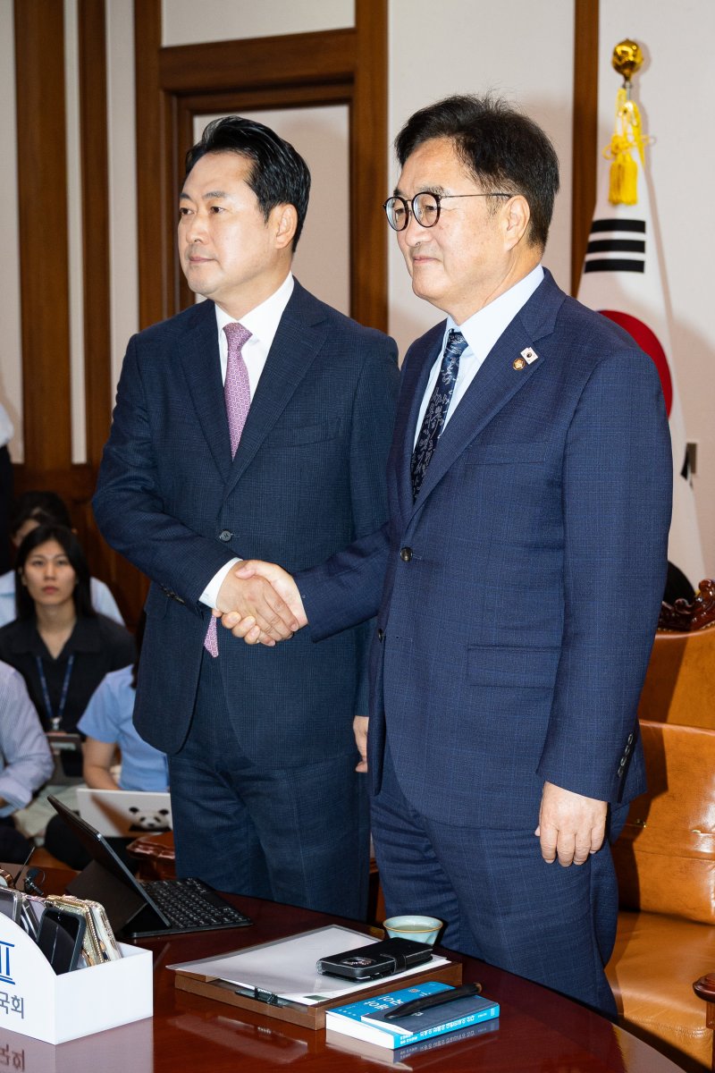 [서울=뉴시스] 김금보 기자 = 장동혁 국민의힘 대표가 2일 서울 여의도 국회에서 우원식 국회의장을 예방, 기념 촬영을 하고 있다. (공동취재) 2025.09.02. photo@newsis.com