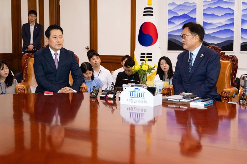 [서울=뉴시스] 김금보 기자 = 장동혁 국민의힘 대표가 2일 서울 여의도 국회에서 우원식 국회의장을 예방하고 있다. (공동취재) 2025.09.02. photo@newsis.com