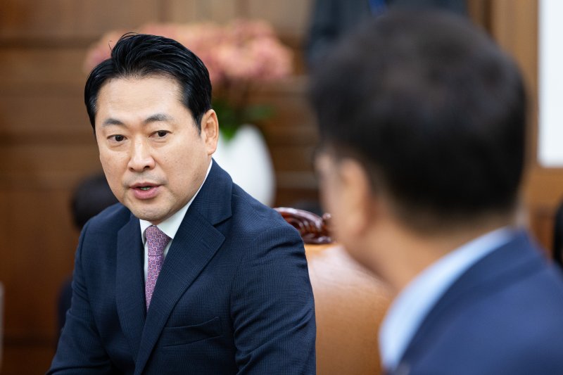 [서울=뉴시스] 김금보 기자 = 장동혁 국민의힘 대표가 2일 서울 여의도 국회에서 우원식 국회의장을 예방, 인사말을 하고 있다. (공동취재) 2025.09.02. photo@newsis.com