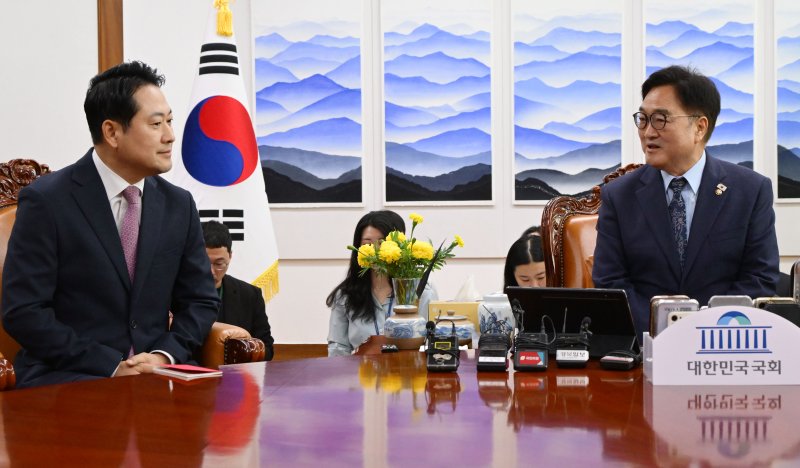 [서울=뉴시스] 김금보 기자 = 우원식 국회의장이 2일 서울 여의도 국회에서 장동혁 국민의힘 대표의 예방을 받고 모두발언을 하고 있다. (공동취재) 2025.09.02. photo@newsis.com