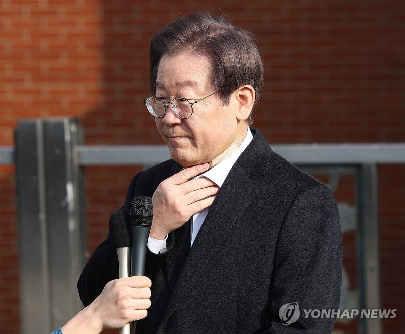 2024년 1월 퇴원하는 이재명 대통령 모습 (출처=연합뉴스)