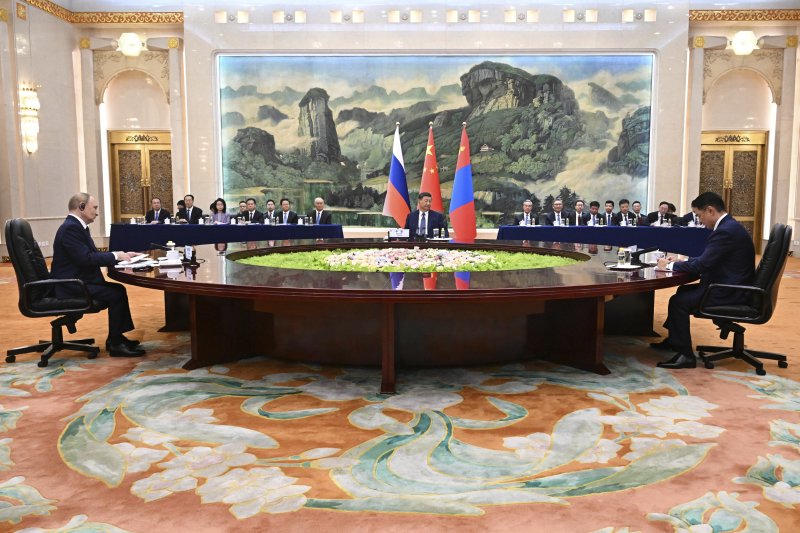 [베이징=AP/뉴시스] 시진핑 중국 국가주석과 블라디미르 푸틴 러시아 대통령, 오흐나긴 후렐수흐 몽골 대통령이 2일 중국 베이징 인민대회당에서 3자 정상회담을 하고 있다. 2025.09.02.