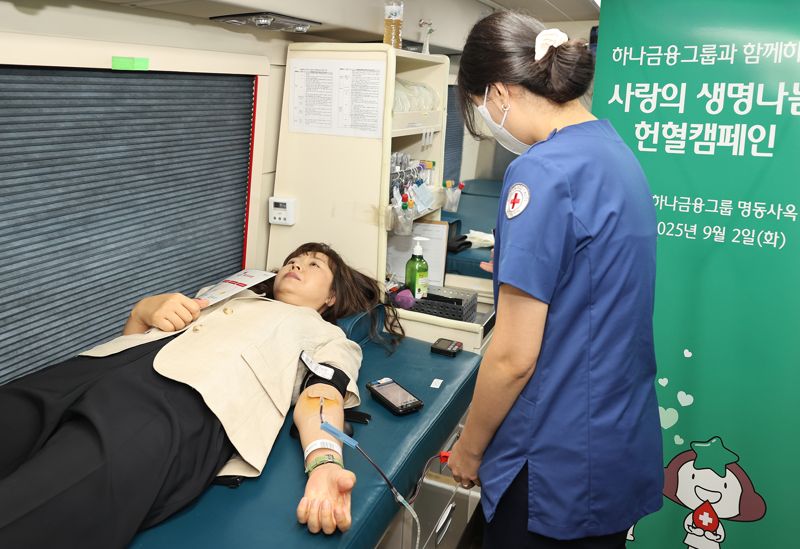 2일 오전 하나금융그룹 명동사옥에서 진행된 헌혈 캠페인 행사에서 임직원이 헌혈에 참여하고 있다. 하나금융그룹 제공