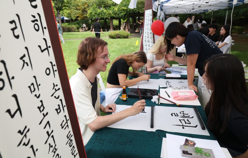 2일 오후 경기 수원시 영통구 아주대학교에서 열린 동아리 박람회에서 학생들이 다양한 동아리 체험을 하고 있다. 2025.9.2/뉴스1 ⓒ News1 김영운 기자