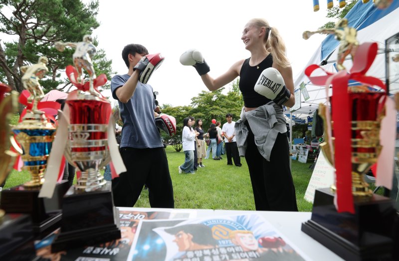 2일 오후 경기 수원시 영통구 아주대학교에서 열린 동아리 박람회에서 학생들이 다양한 동아리 체험을 하고 있다. 2025.9.2/뉴스1 ⓒ News1 김영운 기자