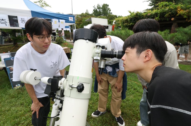 2일 오후 경기 수원시 영통구 아주대학교에서 열린 동아리 박람회에서 학생들이 다양한 동아리 체험을 하고 있다. 2025.9.2/뉴스1 ⓒ News1 김영운 기자