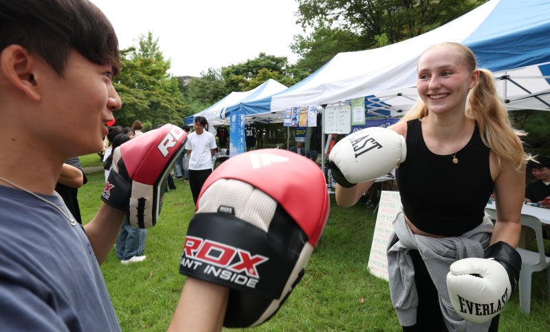 2일 오후 경기 수원시 영통구 아주대학교에서 열린 동아리 박람회에서 학생들이 다양한 동아리 체험을 하고 있다. 2025.9.2/뉴스1 ⓒ News1 김영운 기자