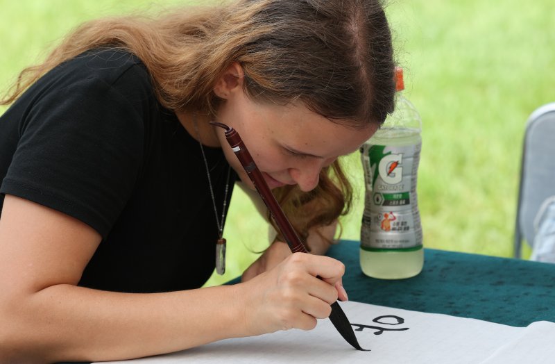 2일 오후 경기 수원시 영통구 아주대학교에서 열린 동아리 박람회에서 학생들이 다양한 동아리 체험을 하고 있다. 2025.9.2/뉴스1 ⓒ News1 김영운 기자