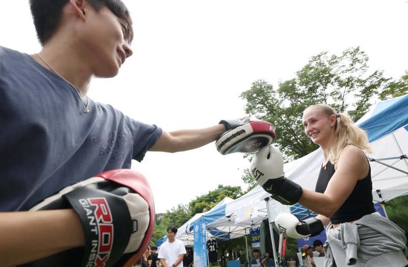 2일 오후 경기 수원시 영통구 아주대학교에서 열린 동아리 박람회에서 학생들이 다양한 동아리 체험을 하고 있다. 2025.9.2/뉴스1 ⓒ News1 김영운 기자