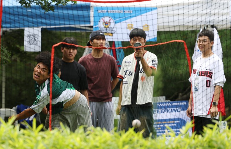 2일 오후 경기 수원시 영통구 아주대학교에서 열린 동아리 박람회에서 학생들이 다양한 동아리 체험을 하고 있다. 2025.9.2/뉴스1 ⓒ News1 김영운 기자