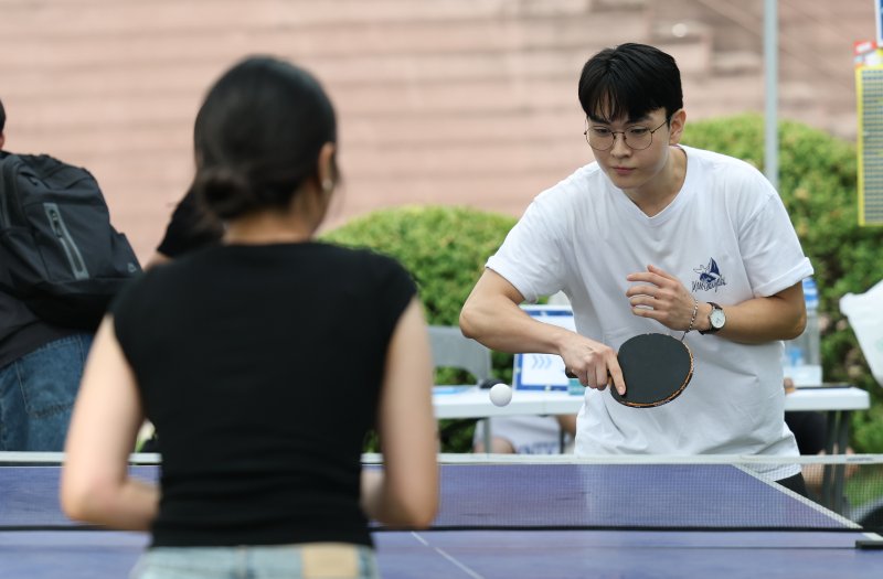 2일 오후 경기 수원시 영통구 아주대학교에서 열린 동아리 박람회에서 학생들이 다양한 동아리 체험을 하고 있다. 2025.9.2/뉴스1 ⓒ News1 김영운 기자