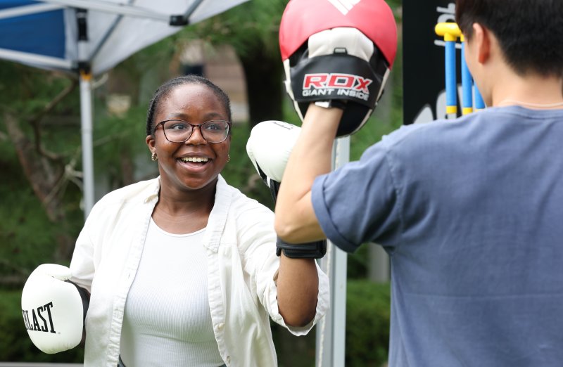 2일 오후 경기 수원시 영통구 아주대학교에서 열린 동아리 박람회에서 학생들이 다양한 동아리 체험을 하고 있다. 2025.9.2/뉴스1 ⓒ News1 김영운 기자