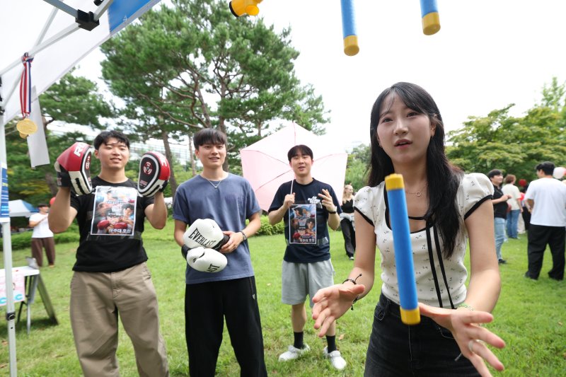 2일 오후 경기 수원시 영통구 아주대학교에서 열린 동아리 박람회에서 학생들이 다양한 동아리 체험을 하고 있다. 2025.9.2/뉴스1 ⓒ News1 김영운 기자
