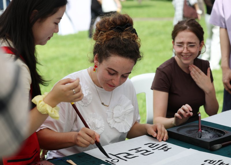 2일 오후 경기 수원시 영통구 아주대학교에서 열린 동아리 박람회에서 학생들이 다양한 동아리 체험을 하고 있다. 2025.9.2/뉴스1 ⓒ News1 김영운 기자