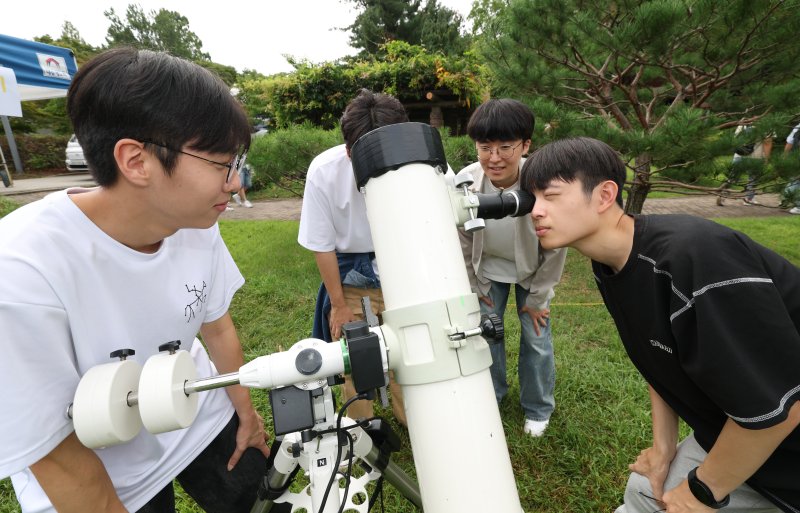 2일 오후 경기 수원시 영통구 아주대학교에서 열린 동아리 박람회에서 학생들이 다양한 동아리 체험을 하고 있다. 2025.9.2/뉴스1 ⓒ News1 김영운 기자