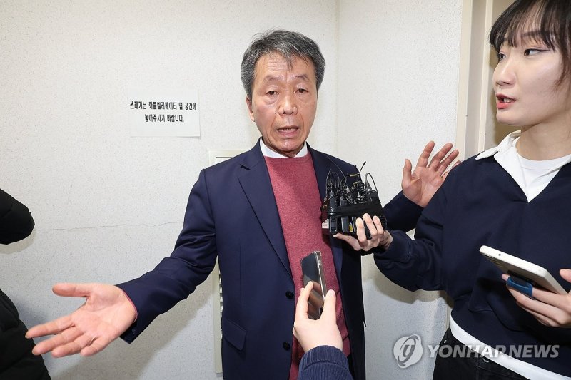 취재진 질문 답하는 김용원 인권위 상임위원 (출처=연합뉴스)