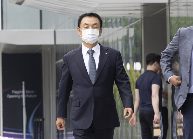 [서울=뉴시스] 김근수 기자 = 권오수 전 도이치모터스 회장이 지난달 3일 오전 서울 종로구 광화문KT 건물에 마련된 김건희 여사 관련 의혹들을 수사하는 민중기 특별검사팀 사무실을 나서고 있다. 권 전 회장은 앞서 자본시장과 금융투자업에 관한 법률(자본시장법) 위반 혐의로 재판에 넘겨져 대법원 상고심에서 징역 3년에 집행유예 4년, 벌금 5억원이 확정됐다. 2025.08.03. ks@newsis.com