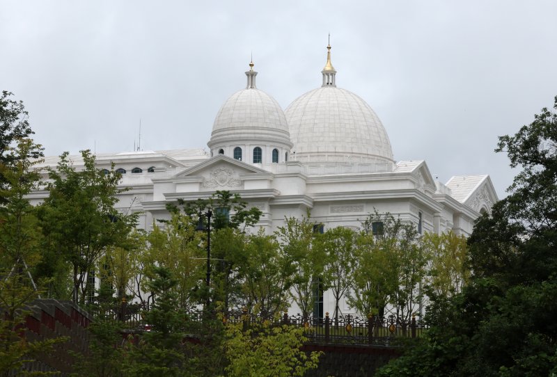 [가평=뉴시스] 배훈식 기자 = 김건희 여사 의혹을 수사하는 민중기 특별검사팀이 통일교 압수수색에 들어간 지난 7월18일 오후 경기 가평군 통일교 천원궁 모습. 2025.07.18. dahora83@newsis.com