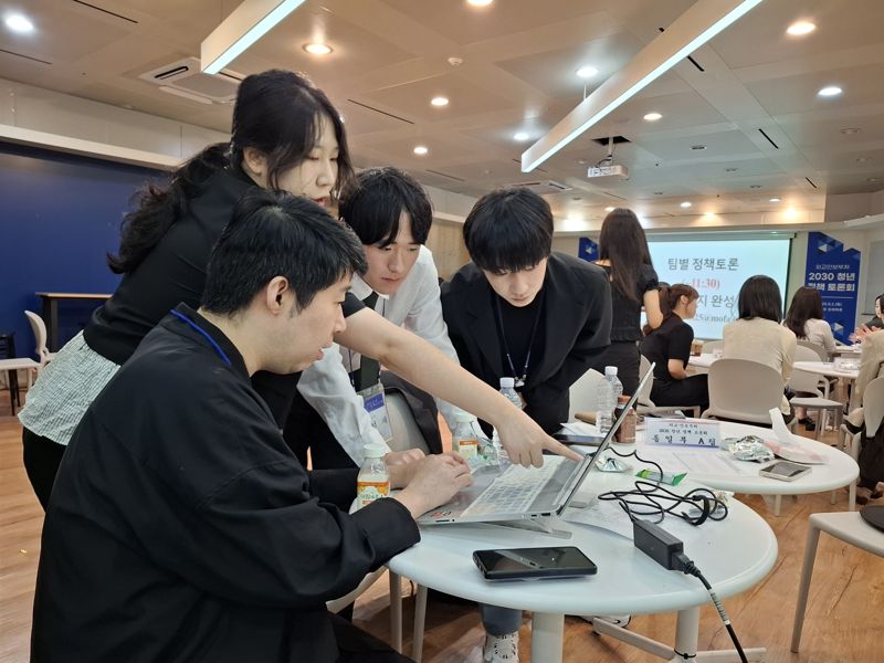 국방·외교·통일부 청년보좌역이 공동 주관한 '외교안보부처 청년세대 정책 토론회'가 개최됐다. 참석 청년들이 외교안보 정책 아이디어 토의를 진행하고 있다. 국방부 제공