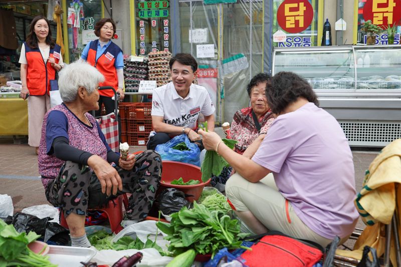 김진태 강원도지사가 2일 전통시장 장보기 매월 정례화 첫 실천으로 춘천 풍물시장을 찾아 상인들과 이야기를 나누고 있다. 강원자치도 제공