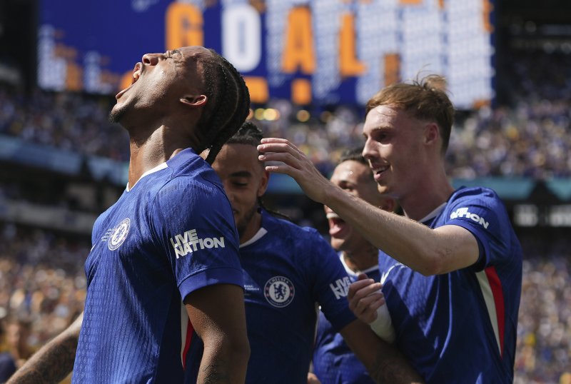 [이스트 러더퍼드=AP/뉴시스] 첼시(잉글랜드)의 주앙 페드로(왼쪽)가 13일(현지 시간) 미 뉴저지주 이스트 러더퍼드의 메트라이프 스타디움에서 열린 2025 국제축구연맹(FIFA) 클럽 월드컵 결승전 파리 생제르맹(PSG, 프랑스)과의 경기 후반 43분 쐐기 골을 넣고 환호하고 있다. 첼시가 PSG를 3-0으로 완파하고 우승을 차지했다. 2025.07.14.