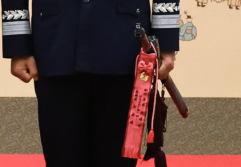 [서울=뉴시스] 최동준 기자 = 2일 서울 용산 대통령실 청사에서 열린 대장 진급·보직 신고 및 삼정검 수치 수여식에서 합동참모의장 후보자인 진영승 전략사령관이 삼정검을 들고 있다. (대통령실통신사진기자단) 2025.09.02. photocdj@newsis.com