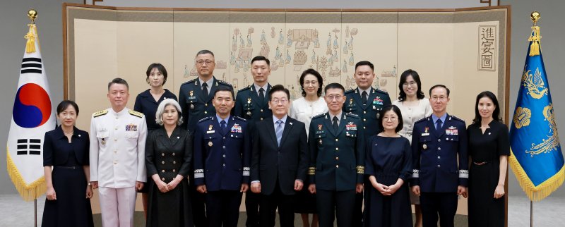 [서울=뉴시스] 최동준 기자 = 이재명 대통령이 2일 서울 용산 대통령실 청사에서 열린 대장 진급·보직 신고 및 삼정검 수치 수여식에서 대장 진급자 등 참석자들과 기념촬영을 하고 있다.이날 수여식은 합동참모의장 후보자인 진영승 전략사령관, 김규하 육군참모총장, 강동길 해군참모총장, 손성락 공군참모총장, 김성민 한미연합사 부사령관, 주성운 지상작전사령관, 김호복 2작전사령관이 대장 진급·보직 신고를 했다. (대통령실통신사진기자단) 2025.09.02. photocdj@newsis.com