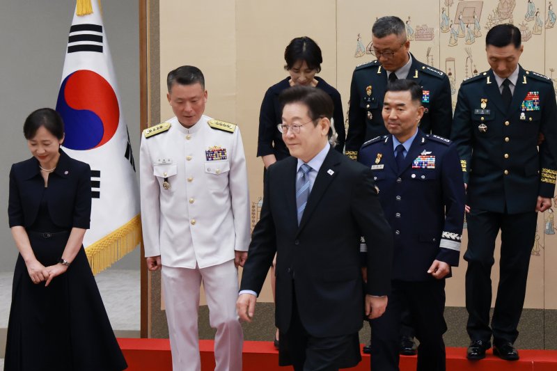 [서울=뉴시스] 최동준 기자 = 이재명 대통령이 2일 서울 용산 대통령실 청사에서 열린 대장 진급·보직 신고 및 삼정검 수치 수여식을 마친 뒤 환담장으로 향하고 있다. (대통령실통신사진기자단) 2025.09.02. photocdj@newsis.com