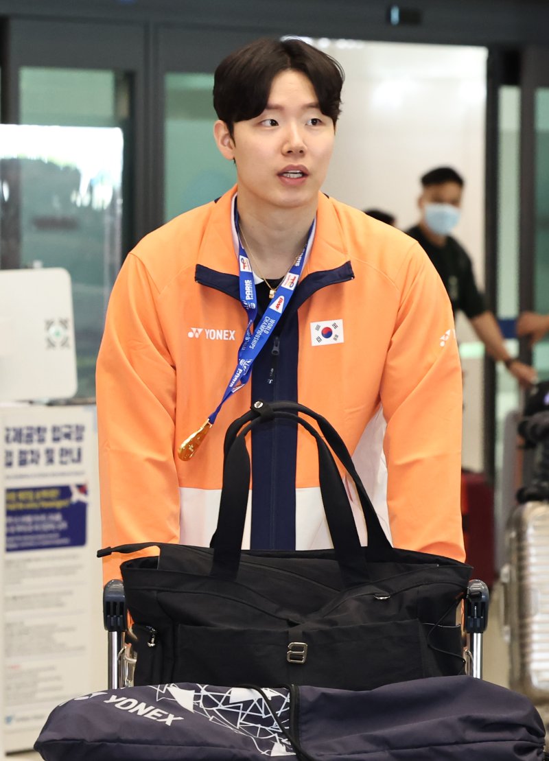 배드민턴 세계선수권 남자 복식 정상에 오른 서승재가 2일 오후 인천국제공항을 통해 귀국하고 있다. 2025.9.2/뉴스1 ⓒ News1 민경석 기자