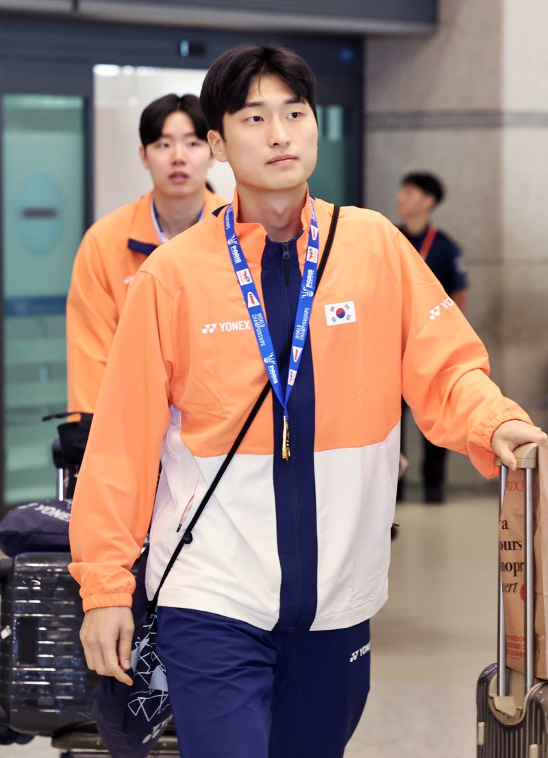 배드민턴 세계선수권 남자 복식 정상에 오른 김원호가 2일 오후 인천국제공항을 통해 귀국하고 있다. 2025.9.2/뉴스1 ⓒ News1 민경석 기자
