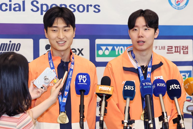 배드민턴 세계선수권 남자 복식 정상에 오른 서승재(오른쪽)와 김원호가 2일 오후 인천국제공항을 통해 귀국해 소감을 밝히고 있다. 2025.9.2/뉴스1 ⓒ News1 민경석 기자