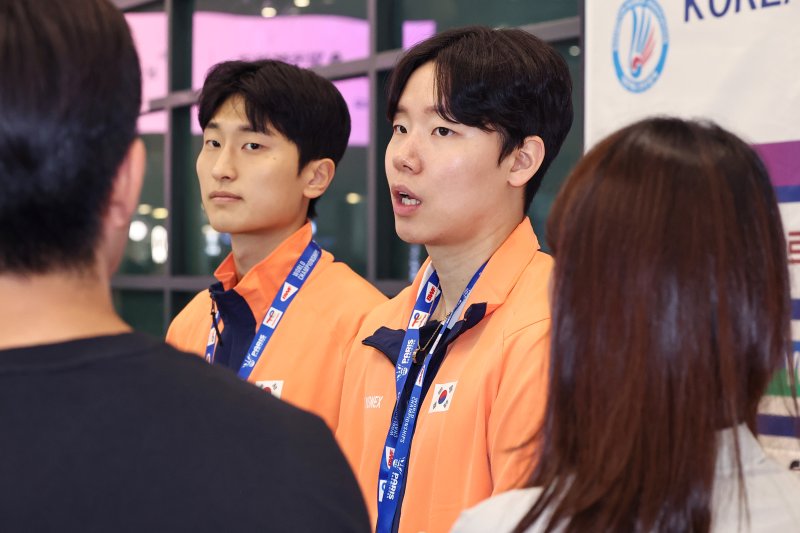 배드민턴 세계선수권 남자 복식 정상에 오른 서승재(오른쪽)와 김원호가 2일 오후 인천국제공항을 통해 귀국해 소감을 밝히고 있다. 2025.9.2/뉴스1 ⓒ News1 민경석 기자